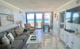 Island Winds East 202 By Albvr - Beautifully Renovated Beachfront Condo & Steps Away From Hangout & More!
