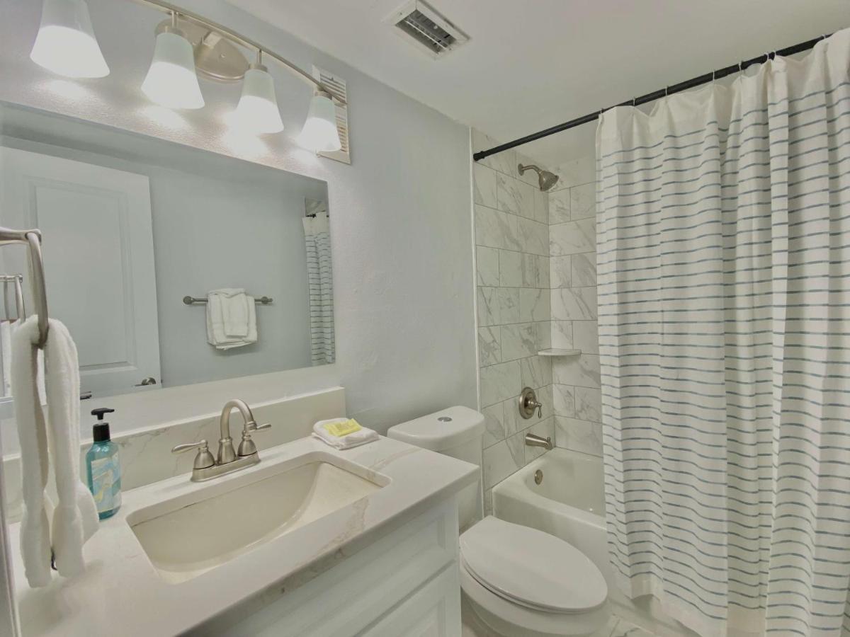 Island Winds East 202 By Albvr - Beautifully Renovated Beachfront Condo & Steps Away From Hangout & More! Gulf Shores Exterior photo